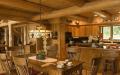Уютные кухни в деревянных домах: правила оформления